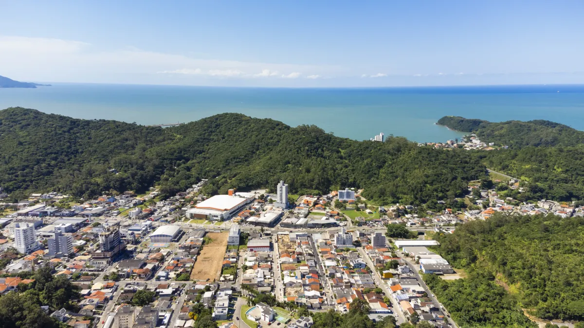 Como é viver no bairro Fazenda, em Itajaí: infraestrutura, comércio, escolas e proximidade da praia